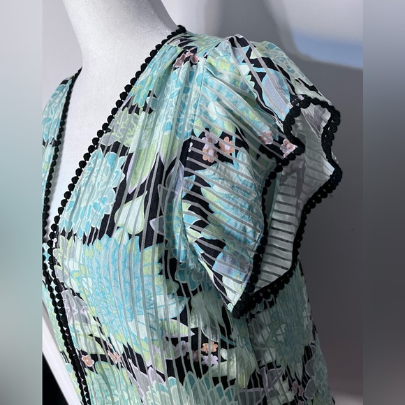 NWOT Kate Spade ♠️ Floral Top with tons of Style!! - Picture 3 of 8